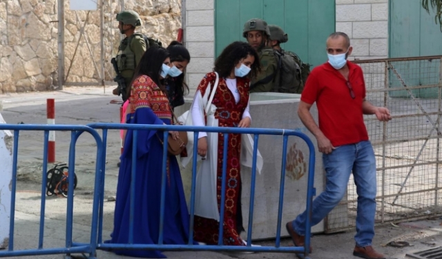 الخليل: إصابة فلسطيني برصاص الاحتلال بزعم محاولة تنفيذ عملية طعن 