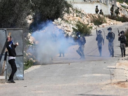 مواجهات وإصابات بالضفة والقدس إثر قمع قوات الاحتلال للشبان