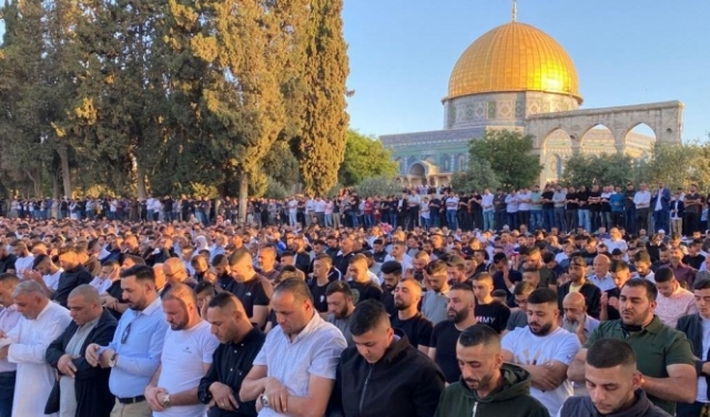 رغم تضييقات الاحتلال: عشرات الآلاف يصلون العيد بالأقصى