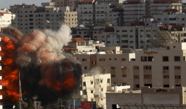 قصف مقرّ طبيّ بغزة: مطالبة بتدخل دوليّ.. والصحة العالميّة تدعو لحماية الكوادر