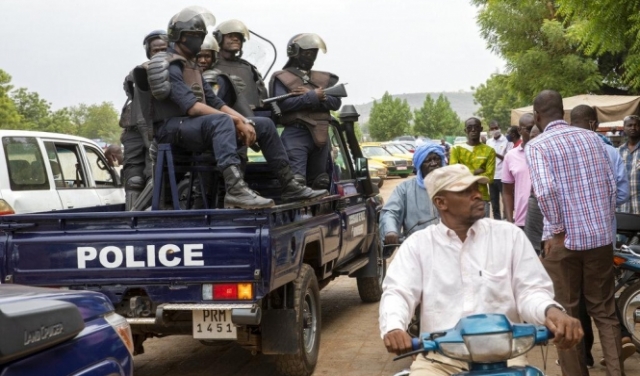 قائد انقلاب مالي يجرّد القادة الانتقاليين من صلاحياتهم بتهمة 