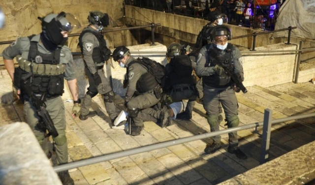 قوات الاحتلال تعتدي على المقدسيين في ساحة باب العامود