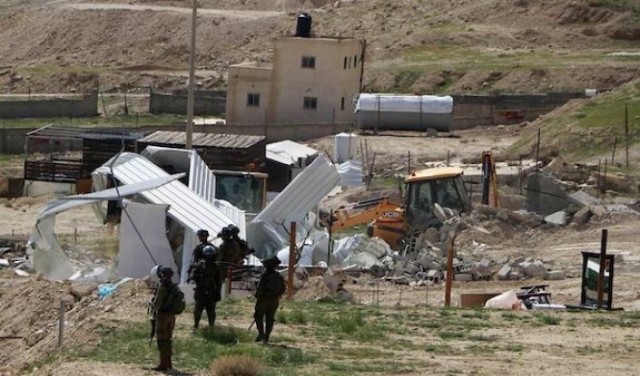 الاحتلال يجبر فلسطينيا على هدم منزله جنوبي الضفة الغربية