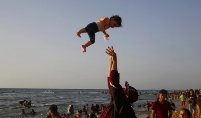 غزة تنفض غبار الحرب بمياه بحرها