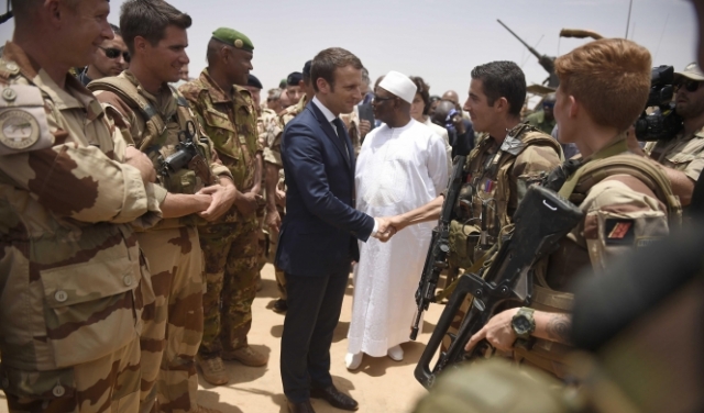 ماكرون يهدد بسحب العسكريين الفرنسيين من مالي