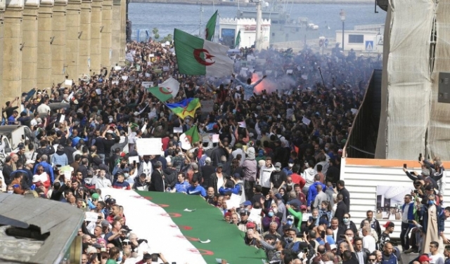 بعد منع المسيرات: الحراك الجزائري يلجأ لمنصات التواصل الاجتماعي 