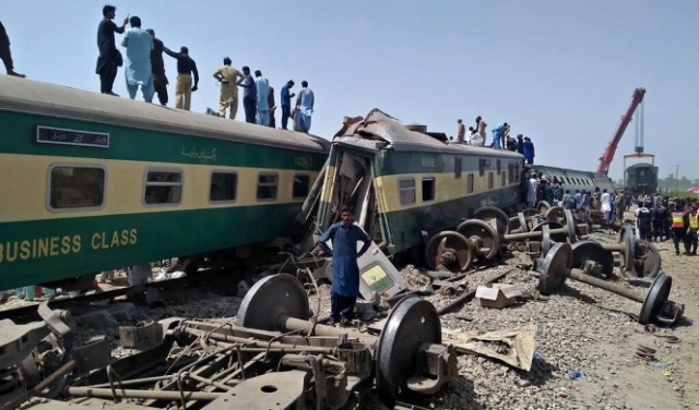 باكستان: مصرع 38 شخصا باصطدام قطارين