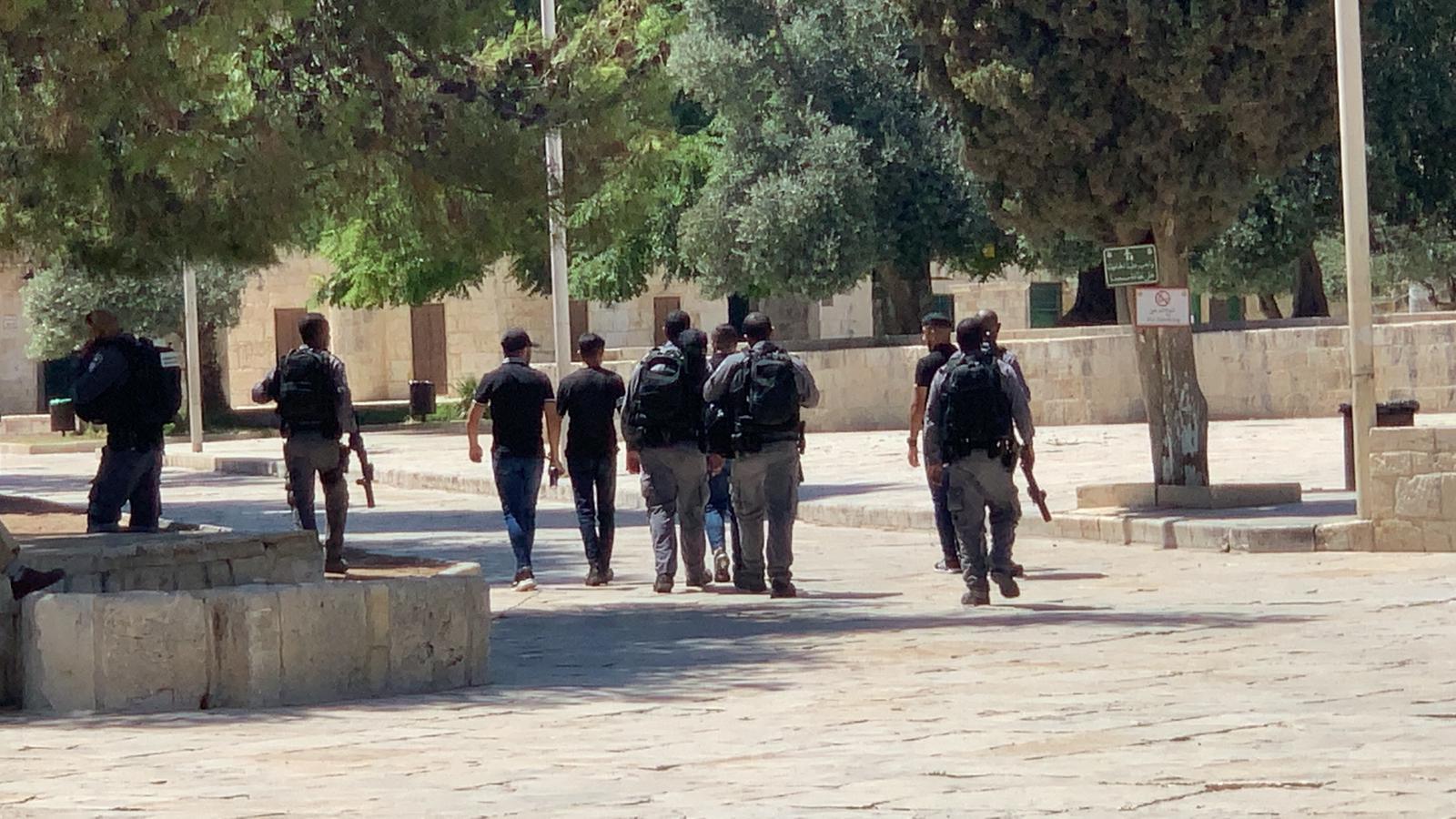 القدس: إصابات واعتقالات في مواجهات مع الاحتلال و"مسيرة الأعلام" تصل حائط البراق