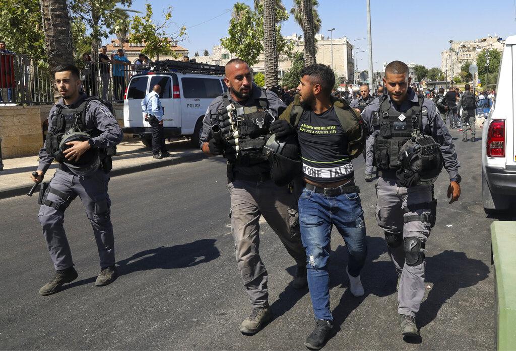 القدس: إصابات واعتقالات في مواجهات مع الاحتلال و"مسيرة الأعلام" تصل حائط البراق