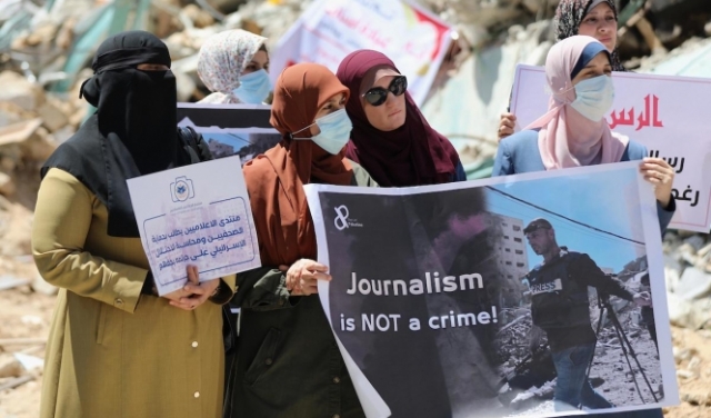 العدوان الإسرائيليّ بغزة لم يستثنِ الصحافة: شهيد وإصابات وتدمير مؤسسات