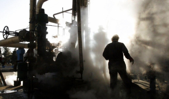 إيران: آلاف من عمال النفط ينظّمون إضرابا لتحسين رواتبهم