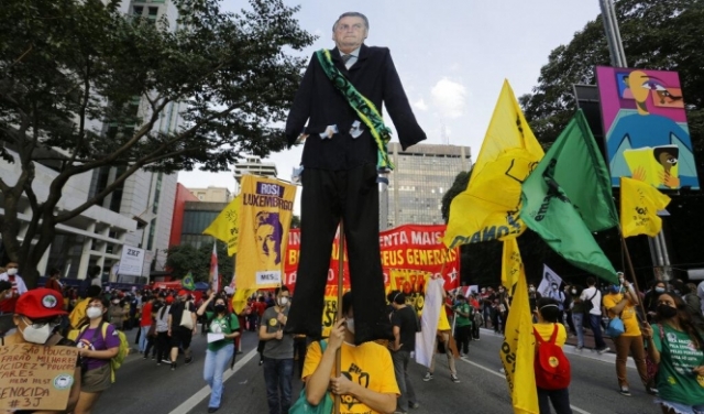 عشرات آلاف البرازيليين يتظاهرون ضد بولسونارو