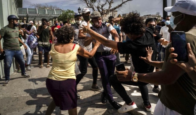كوبا: تظاهرات بسبب الأزمة الاقتصادية والرئيس يدعو أنصاره للرد بالشارع