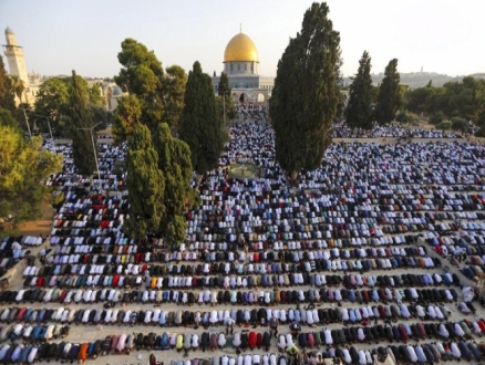 أكثر من 100 ألف مصلٍّ يؤدون صلاة عيد الأضحى في المسجد الأقصى