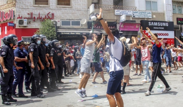 تونس: الجيش يطوّق البرلمان ويمنع الغنوشي من دخوله