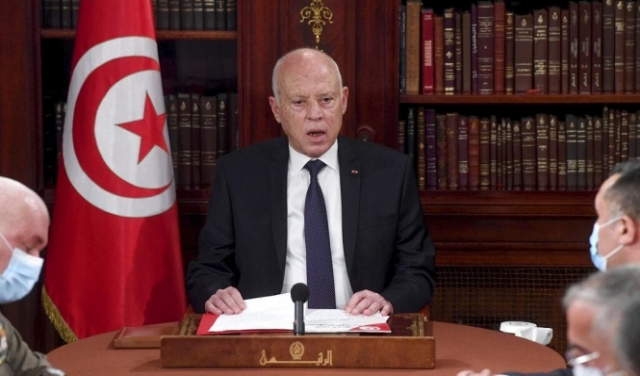 الرئيس التونسيّ يفرض حظر تجوال ليليّ ويعطّل العمل بمؤسسات الدولة