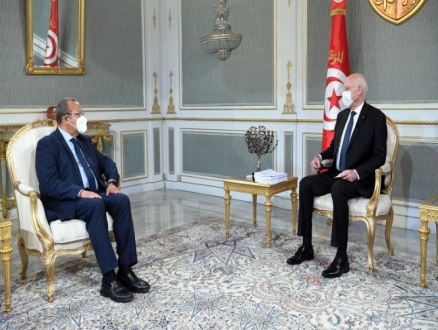 الرئيس التونسي يطالب 460 رجل أعمال بإعادة الأموال المنهوبة مقابل مصالحة قانونية