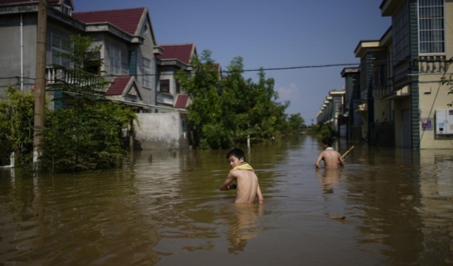 الصين: 99 قتيلا جراء فيضانات وتوتر مع وسائل الإعلام الأجنبية