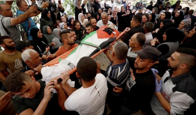 الخليل: مواجهات وإصابات باعتداء الاحتلال على جنازة شهيد