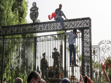 تونس: 8 أيام على إجراءات سعيّد.. وتحذيرات من الفراغ السياسي