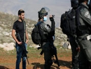 توثيق: مستوطن يستهدف فلسطينيين بسلاح عسكري وبحماية حنود الاحتلال