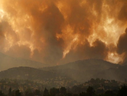 الحرائق تواصل التهام غابات اليونان وقريبة من الاحتواء في تركيا