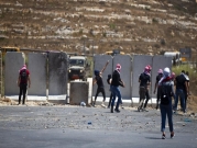 الاحتلال يلاحق الفلسطينيين على جدار الفصل بالضفة