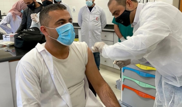 في ظلّ ازدياد تفشي الوباء: الصحة الفلسطينيّة تستلم نصف مليون جرعة 