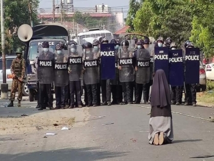 مصور بورمي يفوز بجائزة مهرجان التصوير الصحافي الدولي "فيزا"