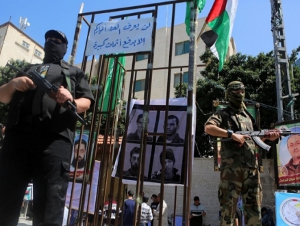 تقرير: مصر تسعى إلى تحريك ملف تبادل الأسرى بين إسرائيل و"حماس"