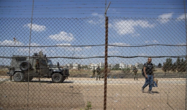 الاحتلال يحاصر جنين ويعتقل أفراد من عائلات الأسرى الستة