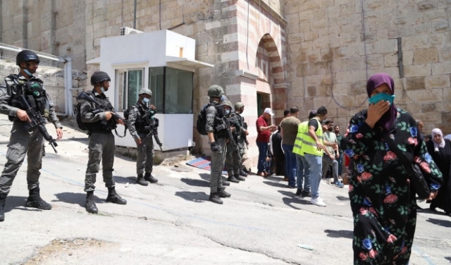 الخليل: الاحتلال يغلق الحرم الإبراهيمي ويعتدي على الزوّار والمصلّين