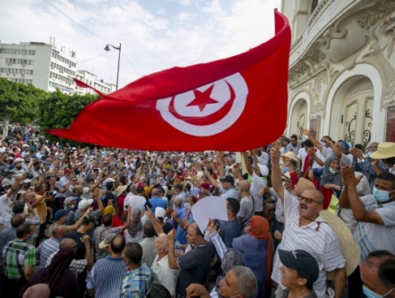مظاهرة حاشدة في تونس للمطالبة بإلغاء تدابير سعيّد الاستثنائية