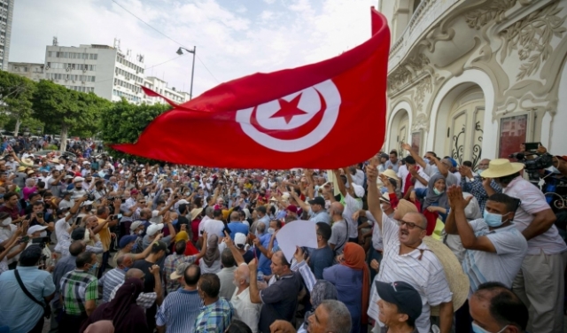 مظاهرة حاشدة في تونس للمطالبة بإلغاء تدابير سعيّد الاستثنائية