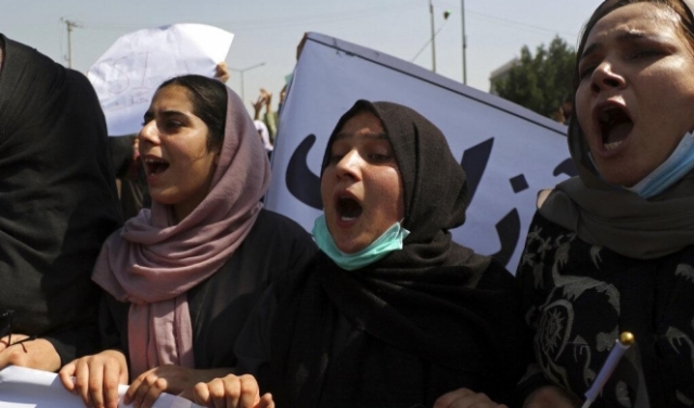 أفغانستان: قلق نسويّ إزاء قيود 