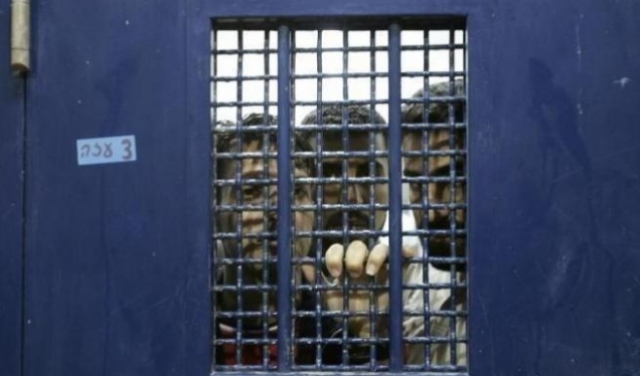 80 أسيرا يعتصمون في سجن النقب رفضا للتنكيل بهم