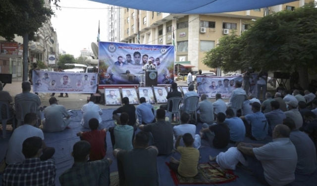 غزة: صلاة جمعة أمام مقر الصليب الأحمر دعما للأسرى