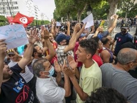 آلاف التونسيين يتظاهرون ضدّ قرارات سعيّد: "كل السلطات أصبحت بيد رجل واحد"