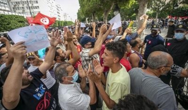 آلاف التونسيين يتظاهرون ضدّ قرارات سعيّد: 