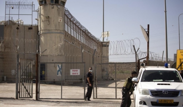 نادي الأسير: إدارة سجون الاحتلال تواصل التنكيل بالأسرى