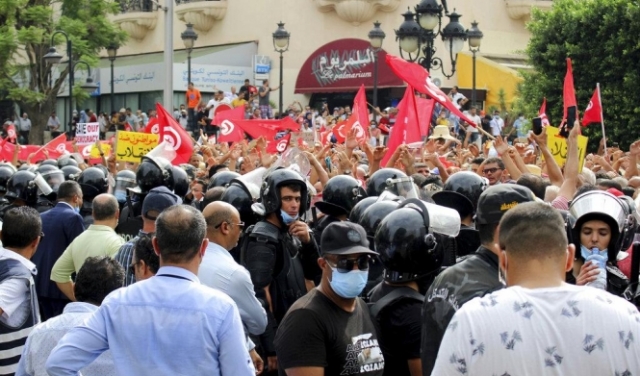 تونس: الرئيس يستكمل انقلابه على الدستور ويخاطر بأزمة وطنية