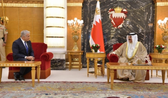 لبيد يلتقي ملك البحرين في المنامة