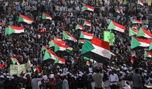 السودان: مطالَبة بإسقاط الشراكة المدنيّة والعسكريّة وحراك مساند للتحوّل الديمقراطيّ