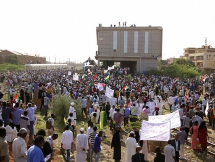 السودان: مسيرات شعبية حاشدة بالخرطوم لدعم التحول الديمقراطيّ