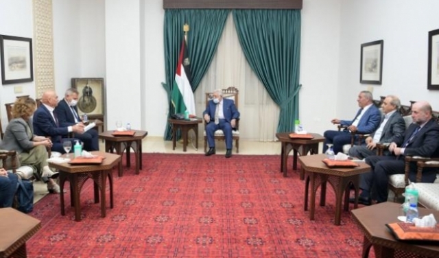 عباس يستقبل وفدا من حزب 