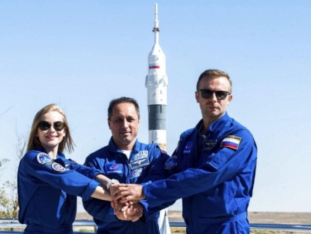 طاقم روسي في مهمة لتصوير أول فيلم في الفضاء