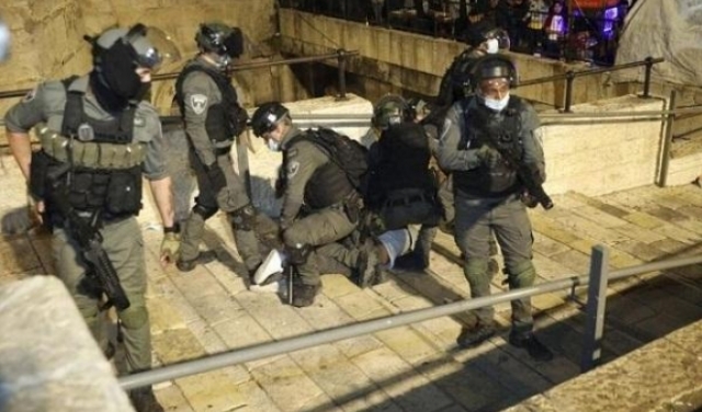 الاحتلال يعتدي على شبان قرب باب العامود في القدس
