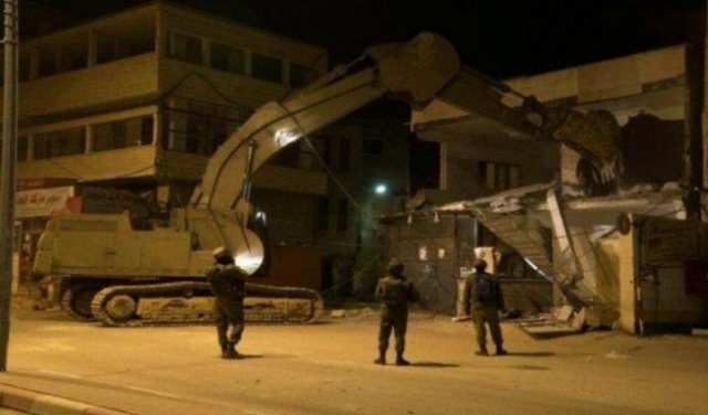 الاحتلال يهدم 30 منشأة تجارية قرب حاجز قلنديا
