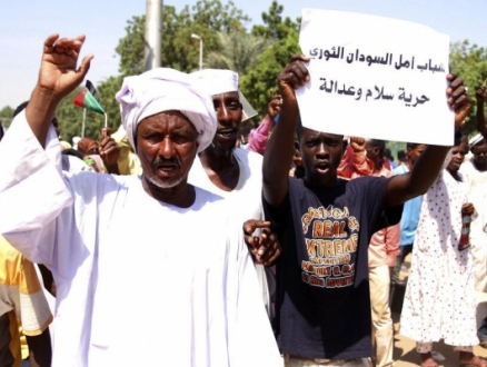 مستقبل العلاقة بين المدنيين والعسكريين وتحديات المرحلة الانتقاليّة في السودان