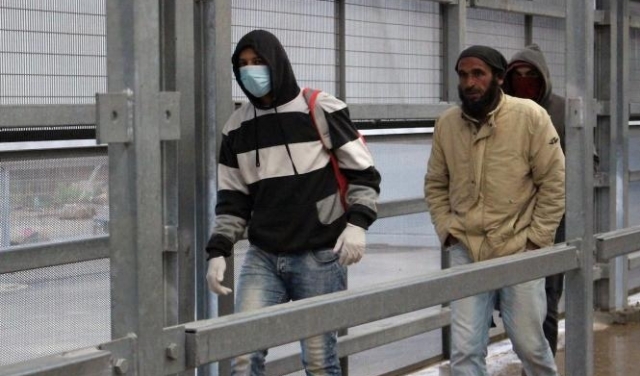 الاحتلال يشترط دخول العمال الفلسطينيين بتلقي الجرعة الثالثة من التطعيم